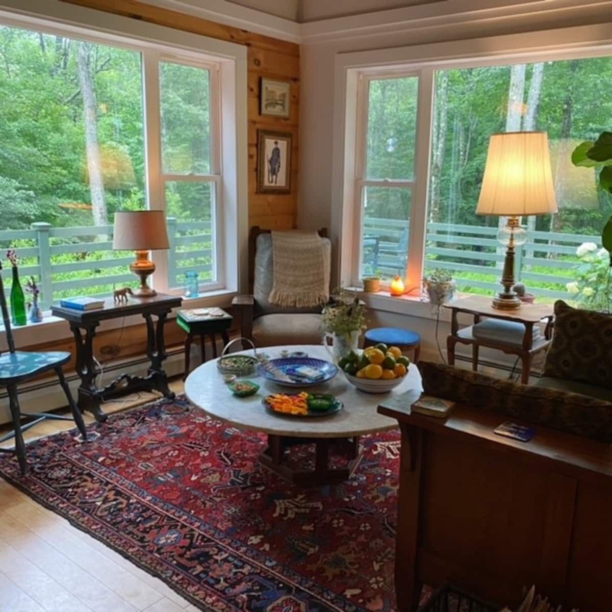 Télévision, cheminée, livres, imprimantes