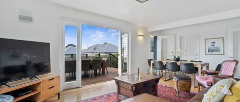 Televisie, boeken en een kantoor