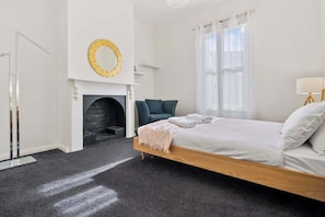 4 slaapkamers, een strijkplank/strijkijzer, reisbedje, wifi