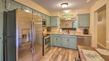 Fridge, microwave, stovetop, dishwasher