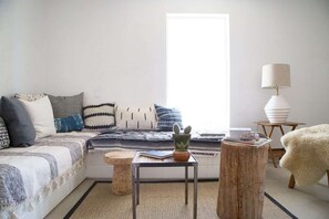 Kamin, Bücher, Musikbibliothek, Stereoanlage