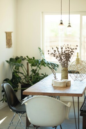 Dining - The Ocotillo*Secluded Stargazing*Hot Tub*Stunning Views*Hiking*Art Gallery (Yucca Valley)
