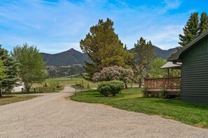 Property grounds - Beautiful Log Farmhouse in Paradise Valley, Montana (Livingston)