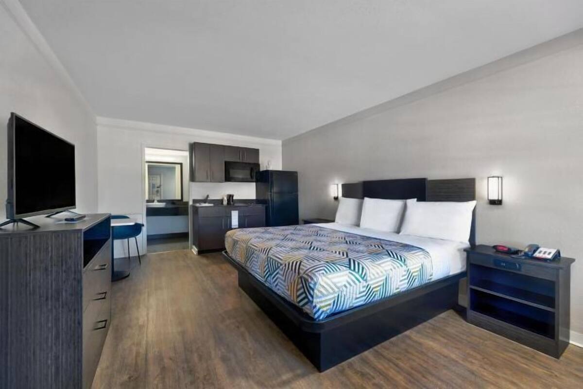 Peralatan tempat tidur premium, meja, ruang kerja komputer riba