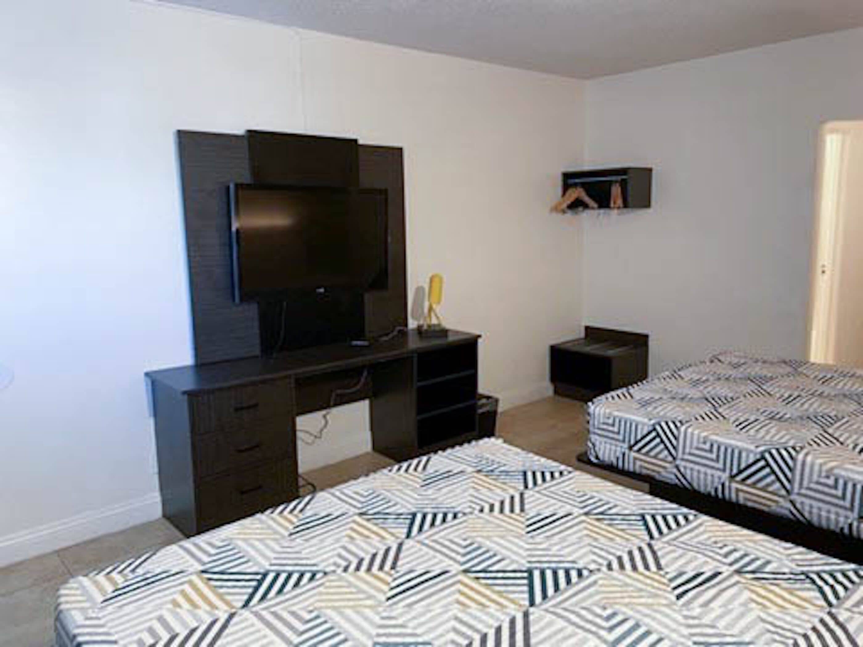 高档床上用品、办公桌、笔记本电脑工作区、免费 WiFi