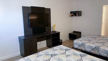 Bộ đồ giường cao cấp, bàn, khu vực làm việc phù hợp cho laptop