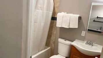 Combined shower/bathtub, free toiletries, towels