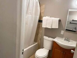 Combined shower/bathtub, free toiletries, towels - Studio 6 North Las Vegas, NV (North Las Vegas)