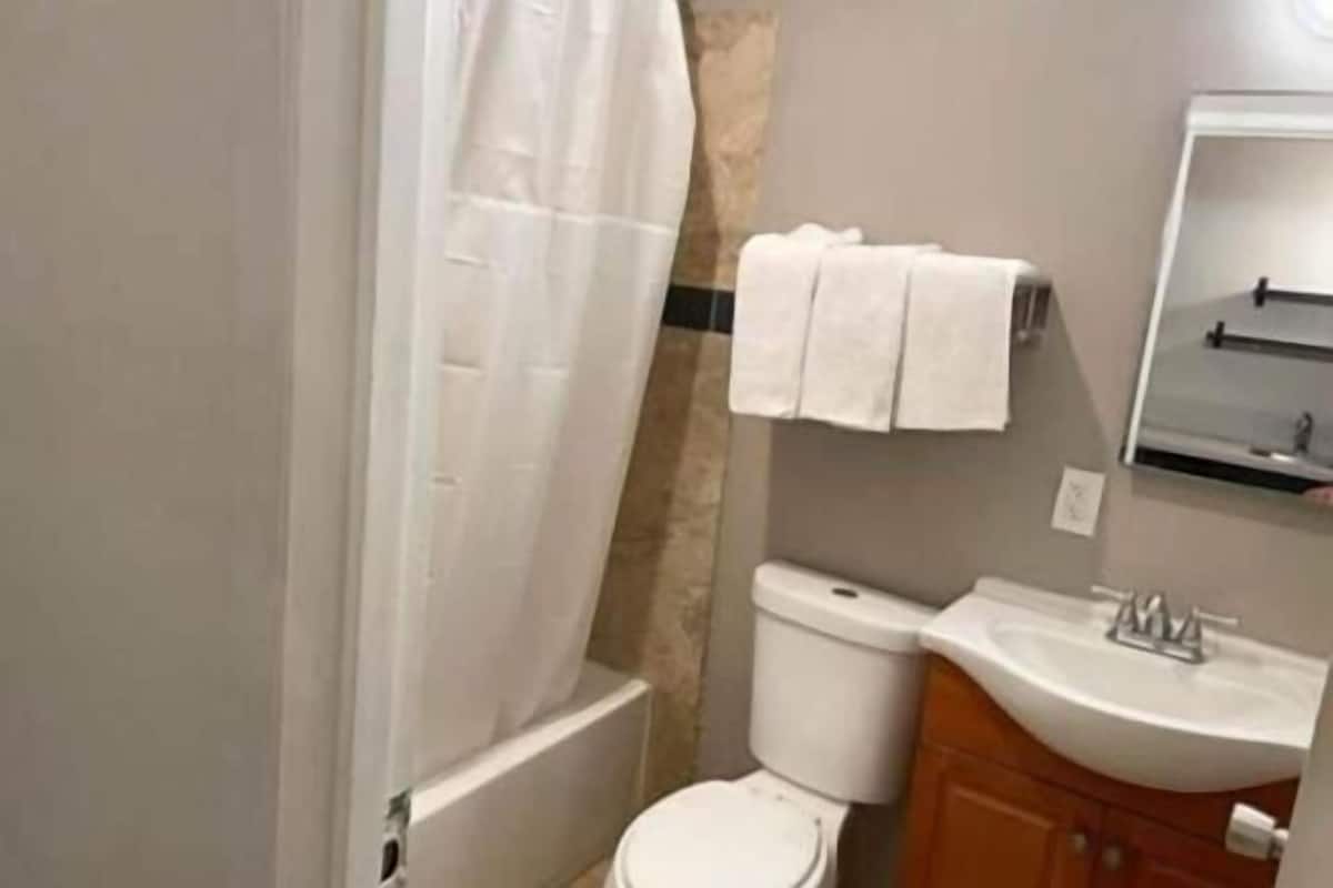 Tina con regadera, amenidades de baño gratuitas, toallas
