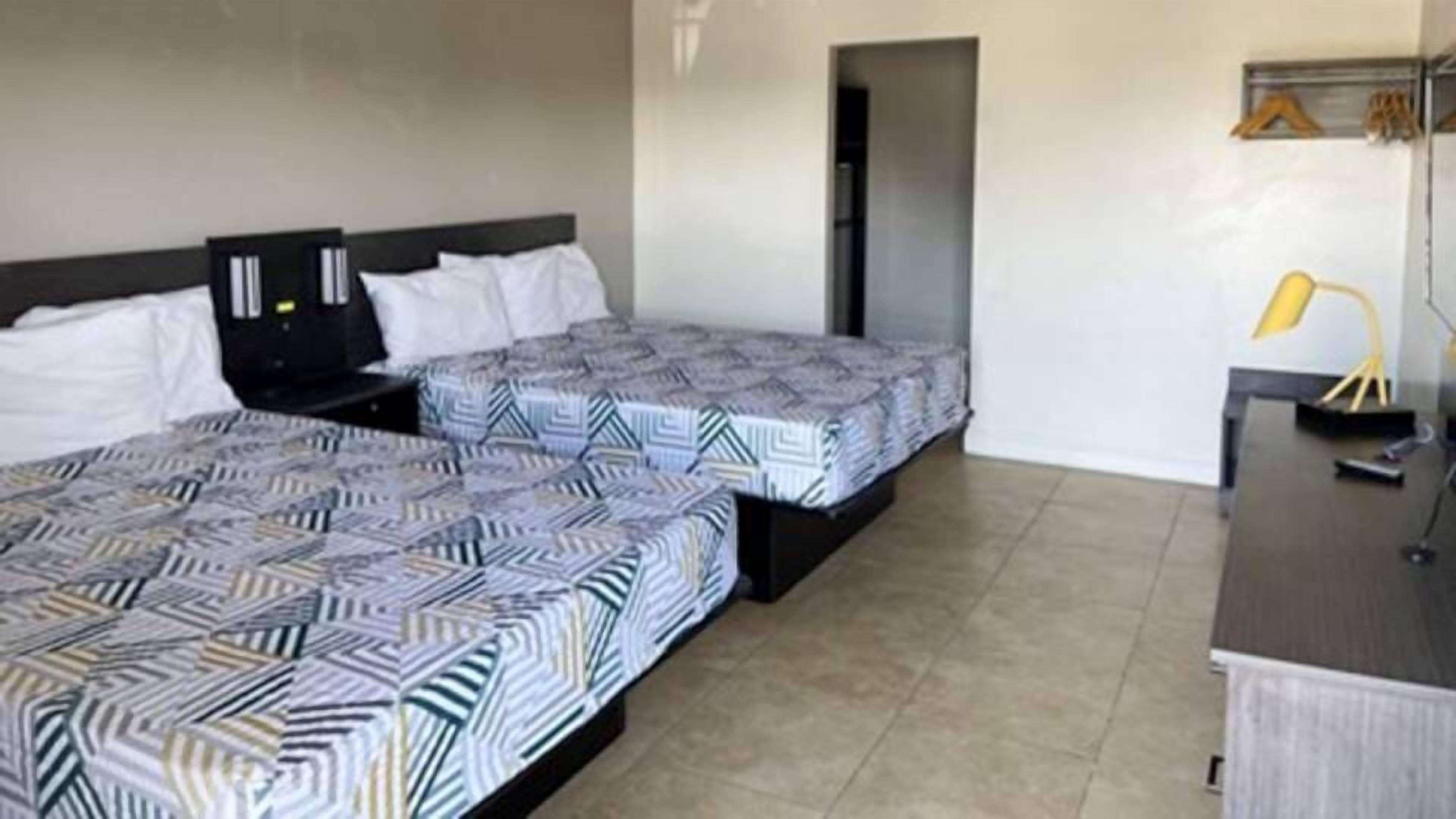 高档床上用品、办公桌、笔记本电脑工作区、免费 WiFi