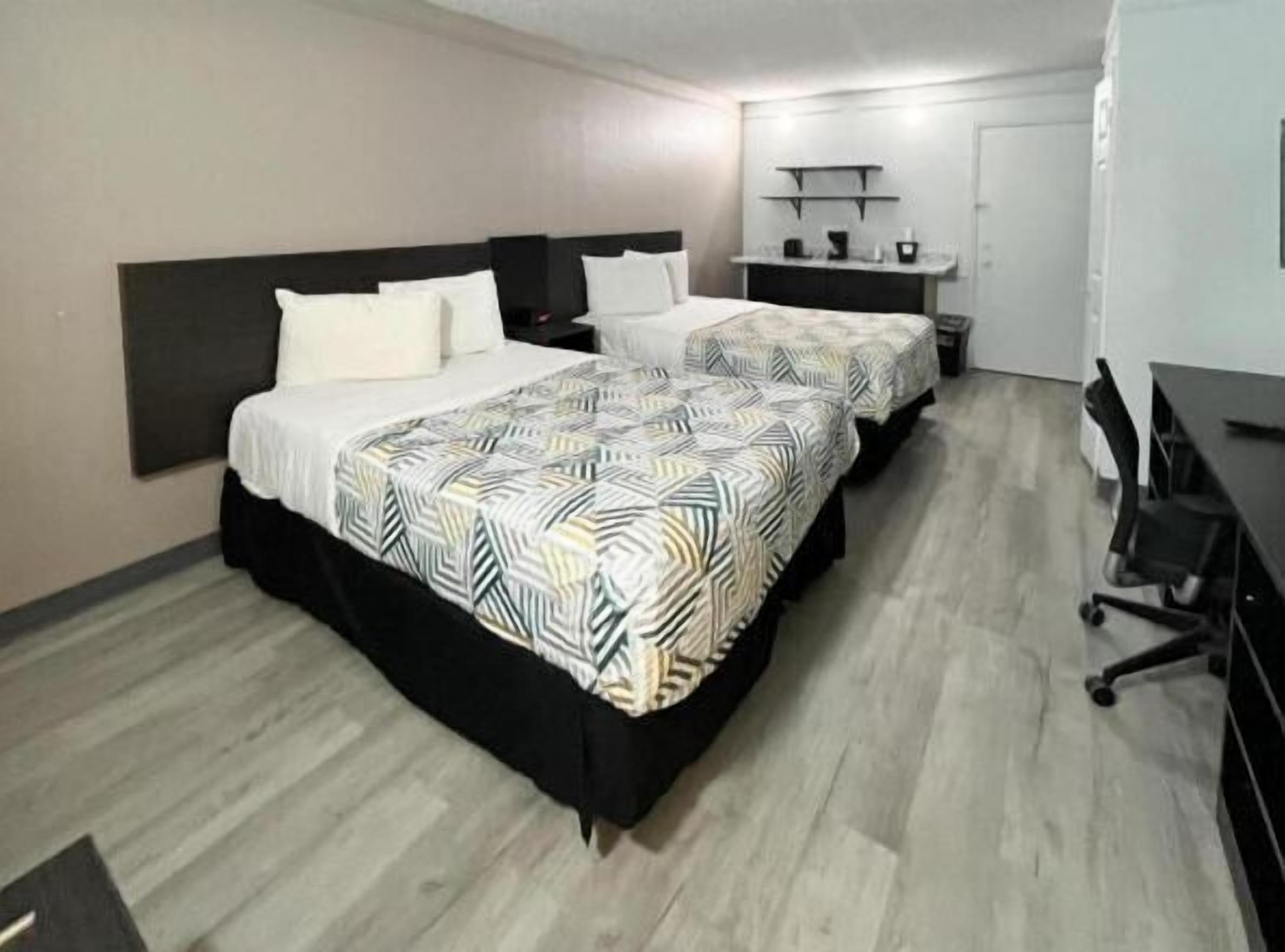 Peralatan tempat tidur premium, meja, ruang kerja komputer riba 