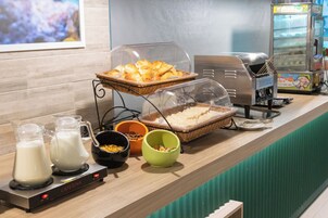 Daily local cuisine breakfast (TWD 600 per person)