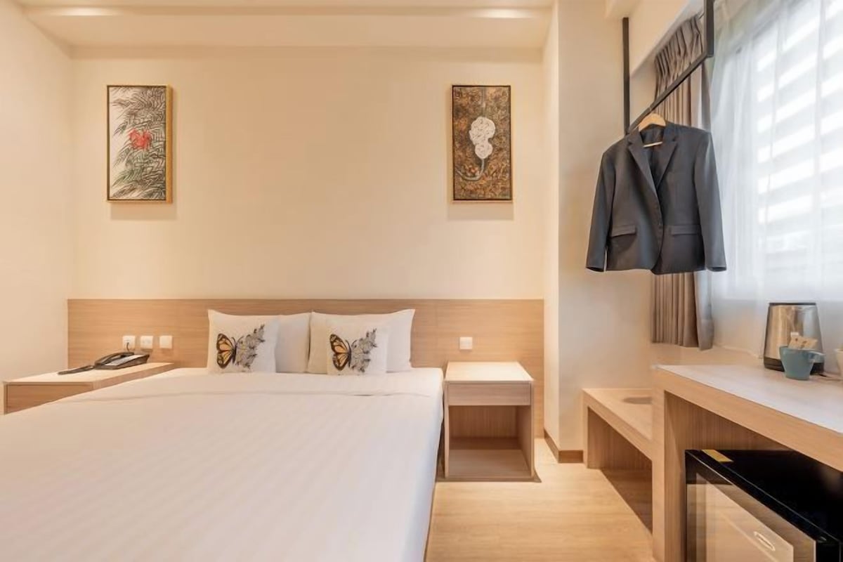 Premium bedding, down comforters, desk, laptop workspace