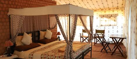 Escritorio, wifi gratis y ropa de cama