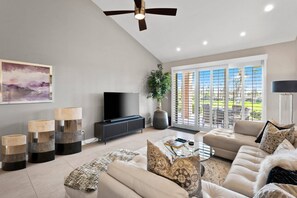 Smart-tv, een open haard, een dvd-speler en streamingdiensten