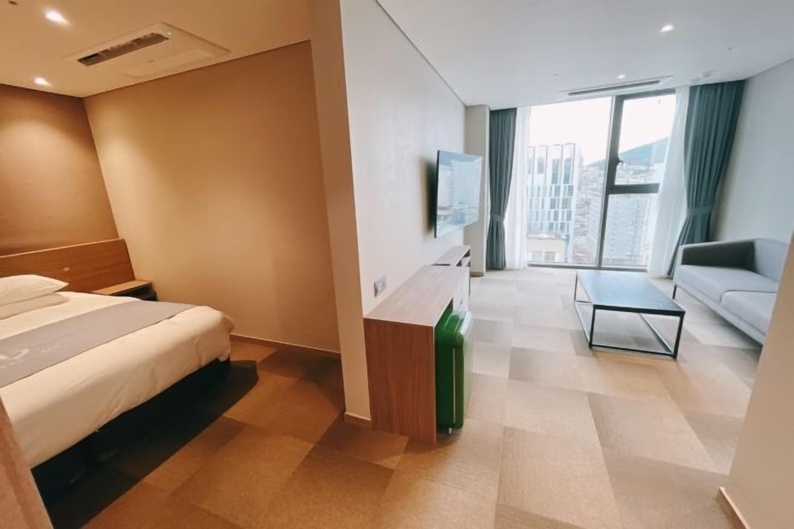 In-room safe, soundproofing, iron/ironing board, free WiFi