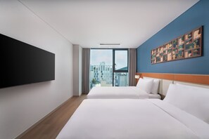A hotel room with two beds, a large window, a flat-screen TV, and a wall-mounted artwork. - Mercure Ambassador Seoul Dongdaemun (Seoul)