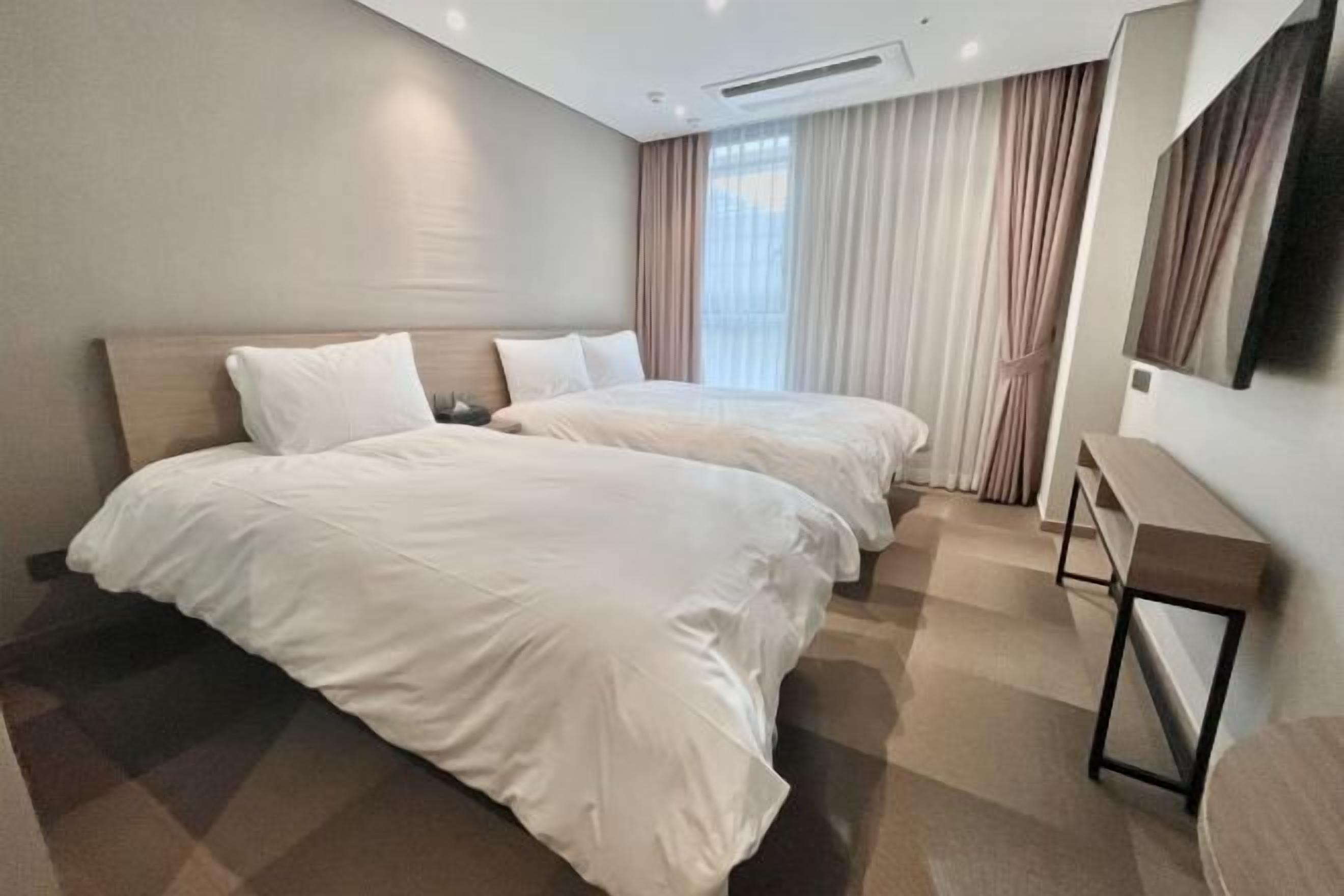 In-room safe, soundproofing, iron/ironing board, free WiFi