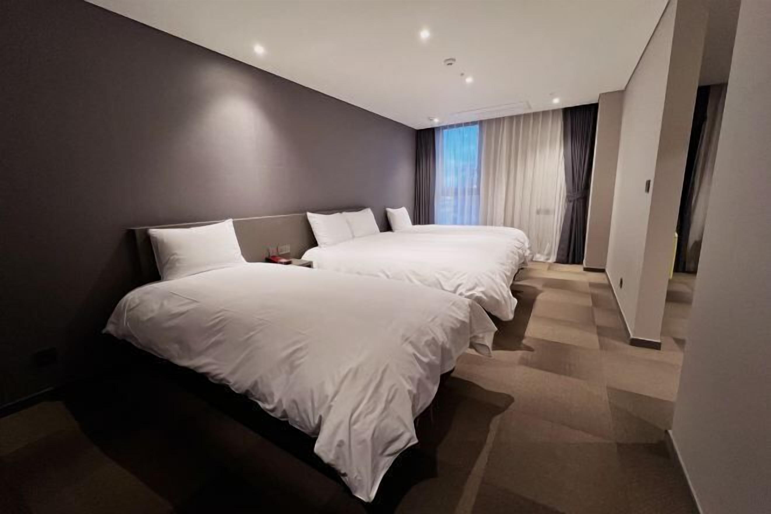 In-room safe, soundproofing, iron/ironing board, free WiFi