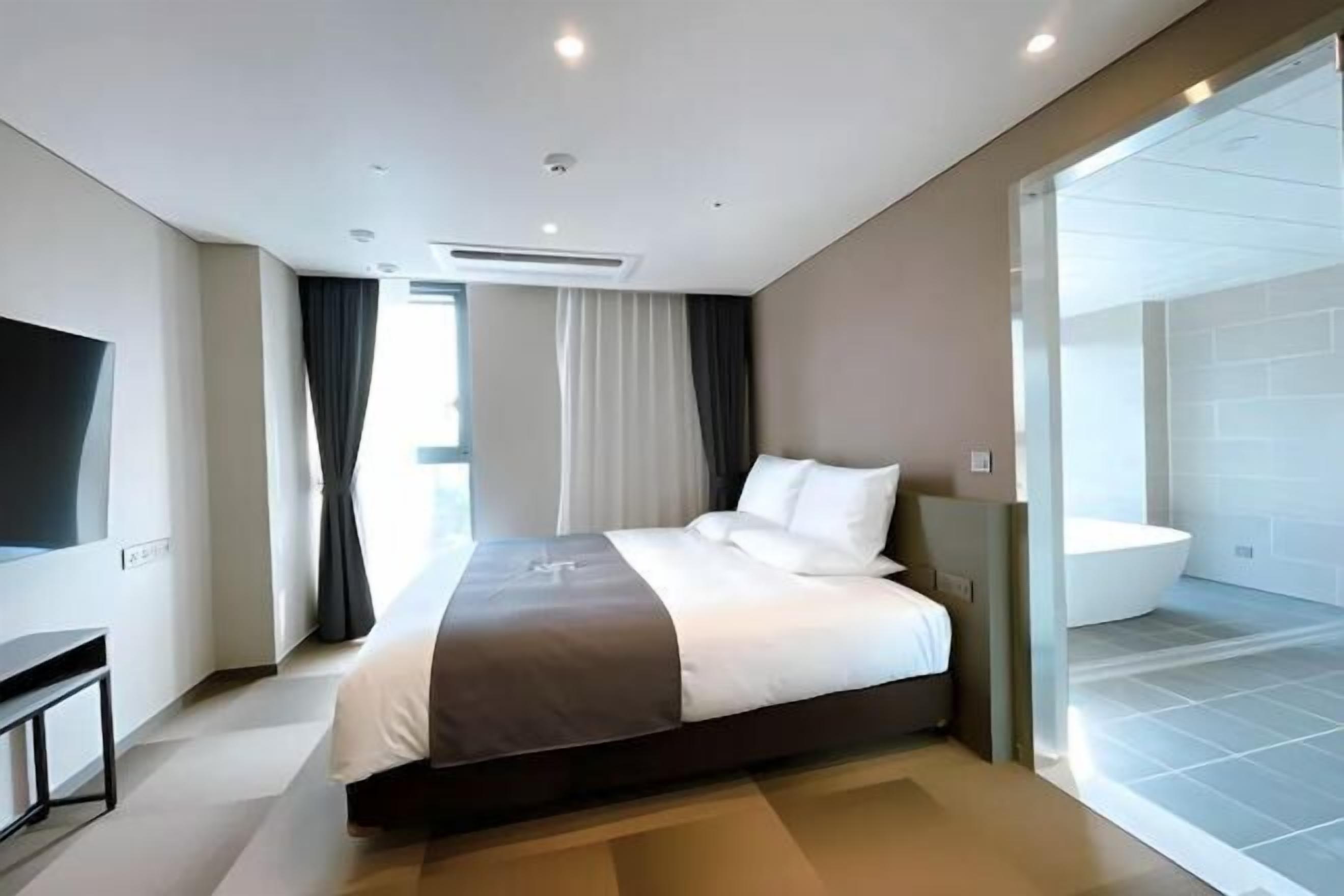 In-room safe, soundproofing, iron/ironing board, free WiFi