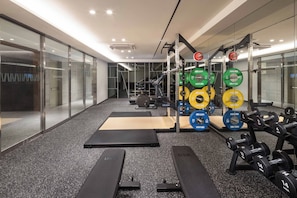 A gym with weightlifting equipment, treadmills, and a mirrored wall. - Mercure Ambassador Seoul Dongdaemun (Seoul)