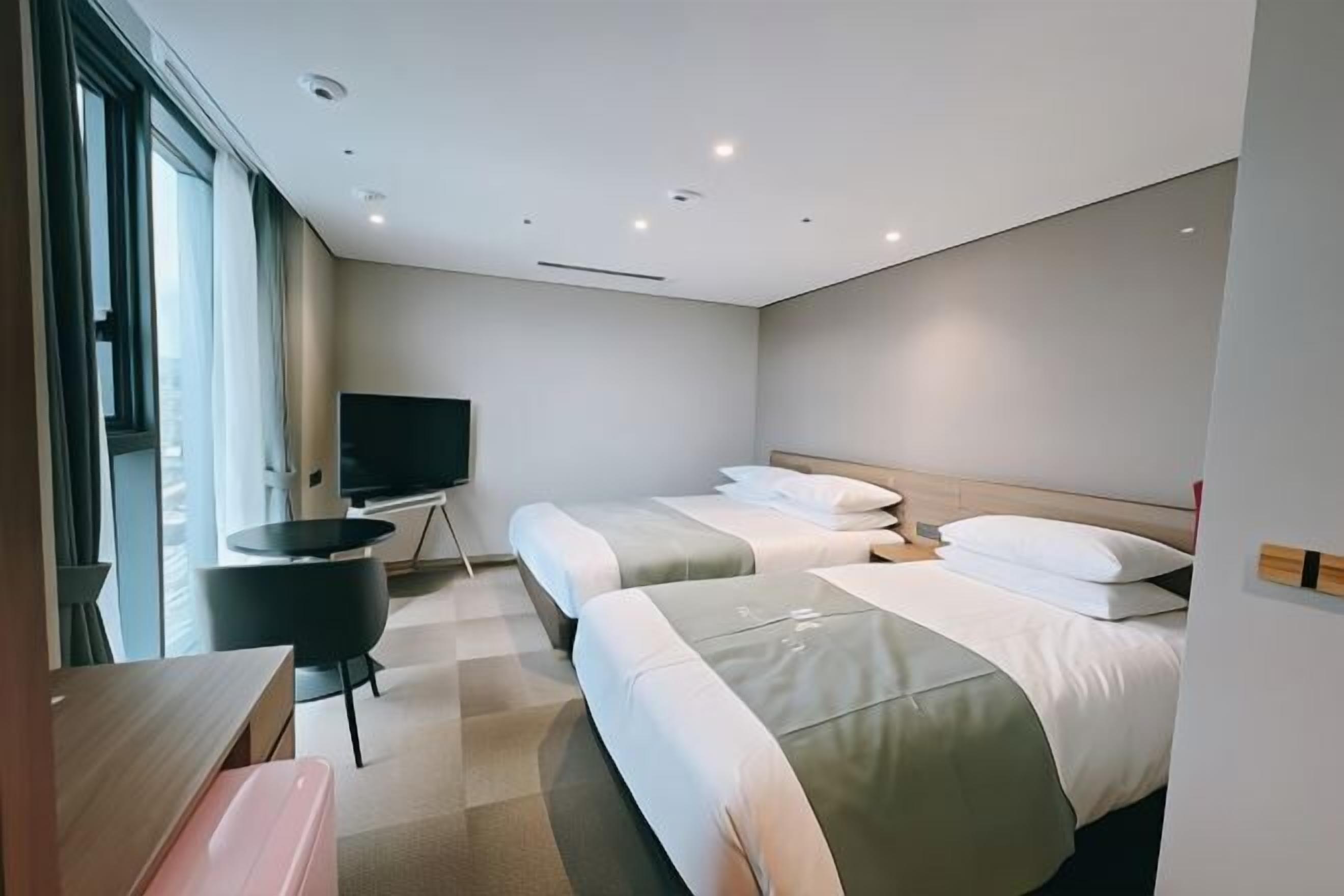 In-room safe, soundproofing, iron/ironing board, free WiFi