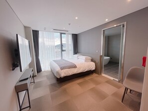 خزنة داخل الغرفة وتجهيزات عازلة للصوت ومكواة/لوح كي وواي فاي مجانًا