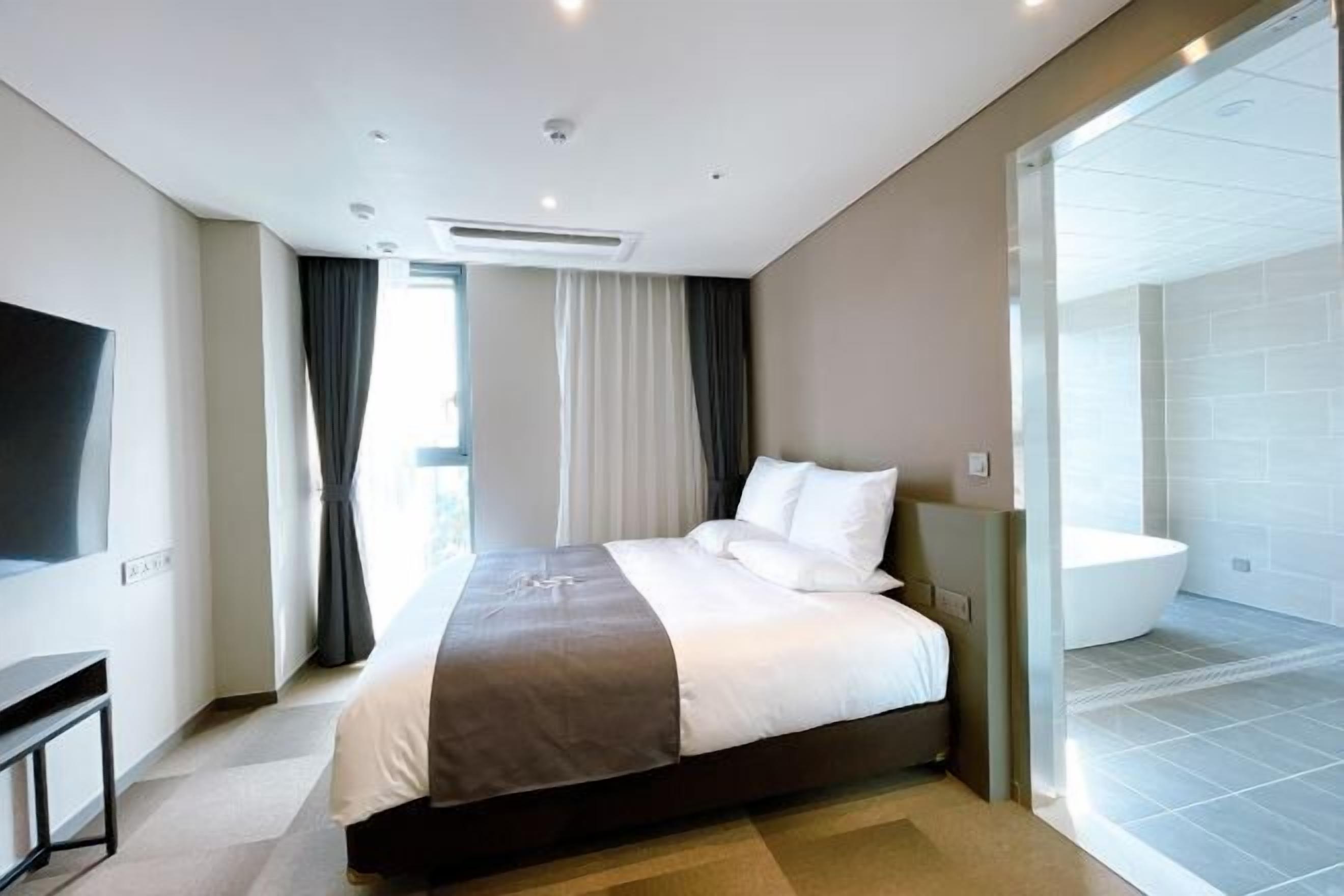 In-room safe, soundproofing, iron/ironing board, free WiFi