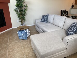 Smart-TV, Kamin, Bücher