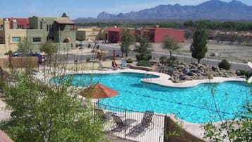 Una piscina al aire libre, una piscina climatizada