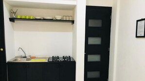 Oven, stovetop, cookware/dishes/utensils