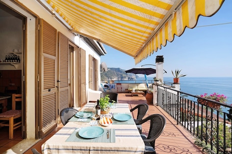 Outdoor dining. Villa "Lardarina" close to the Beach with Sea View, Terrace & Wi-Fi