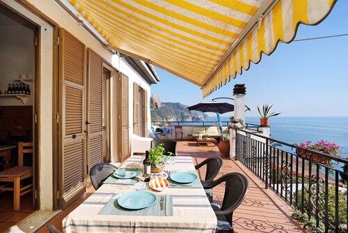Villa "Lardarina" close to the Beach with Sea View, Terrace & Wi-Fi