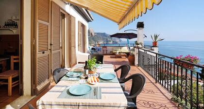 Villa "Lardarina" close to the Beach with Sea View, Terrace & Wi-Fi