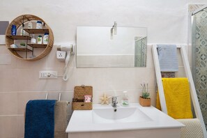 Douche, sèche-cheveux, serviettes fournies