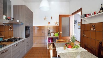 Kühlschrank, Ofen, Herdplatte, Wasserkocher mit Kaffee-/Teezubehör
