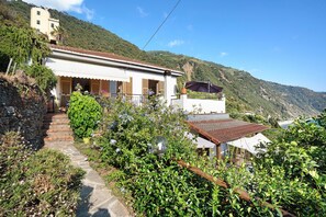 Property grounds - Villa "Lardarina" close to the Beach with Sea View, Terrace & Wi-Fi (corniglia)