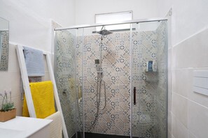Douche, sèche-cheveux, serviettes fournies