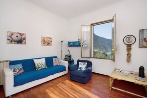 TV - Villa "Lardarina" close to the Beach with Sea View, Terrace & Wi-Fi (corniglia)