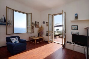 TV - Villa "Lardarina" close to the Beach with Sea View, Terrace & Wi-Fi (corniglia)