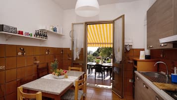 Fridge, oven, stovetop, coffee/tea maker