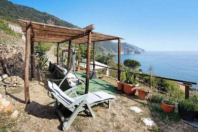 Villa "Lardarina" close to the Beach with Sea View, Terrace & Wi-Fi
