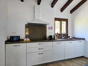 Een koelkast, een microgolfoven, een oven, een kookplaat