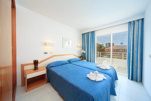 1 bedroom, free WiFi, bed sheets - Apartment Hotel Maracaibo Standard with Pool, Wi-Fi & Terrace (Can Picafort)
