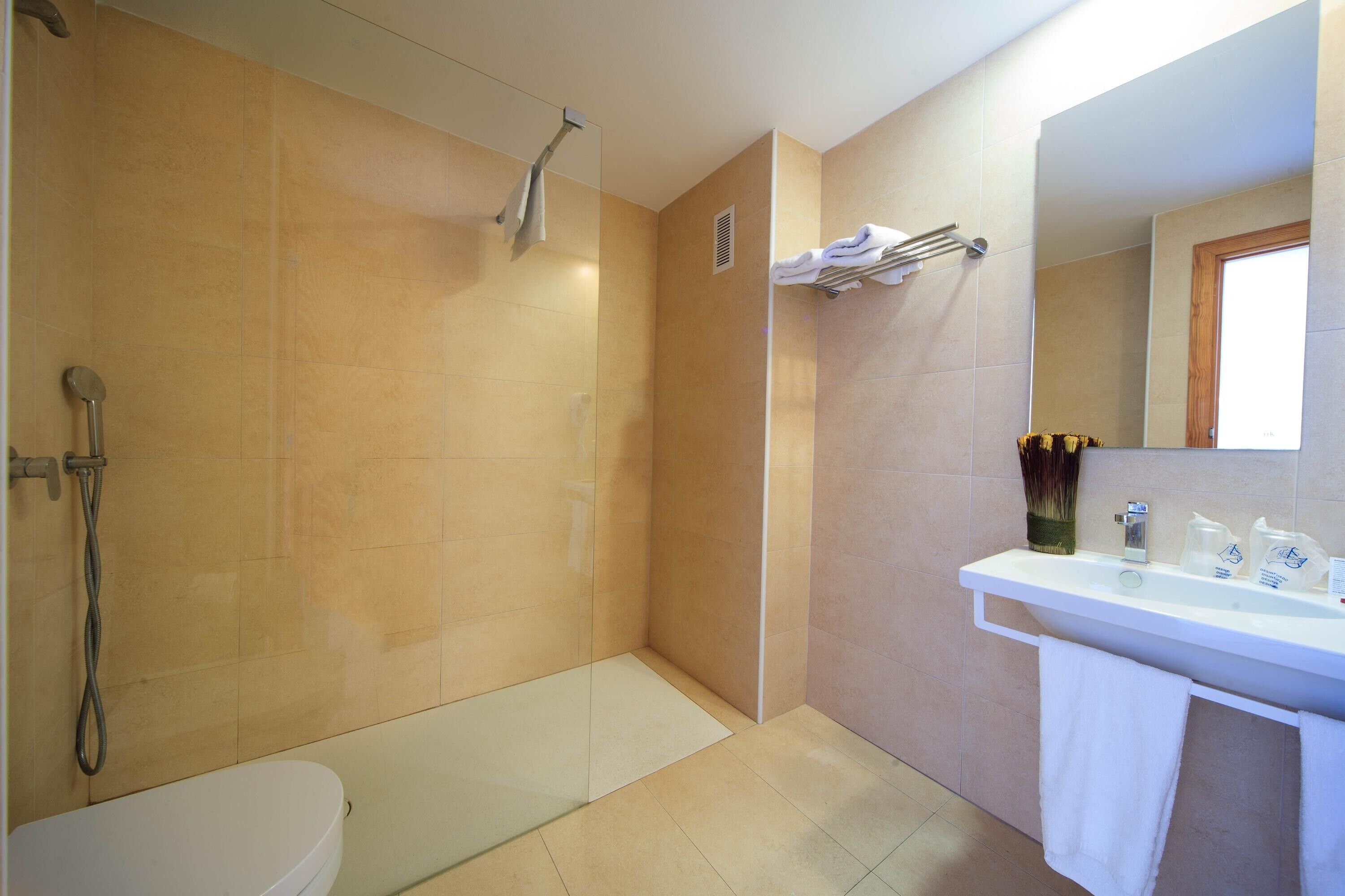 Dusche, kostenlose Toilettenartikel, Haartrockner, Handtücher