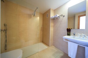 Een douche, gratis toiletartikelen, een haardroger, handdoeken