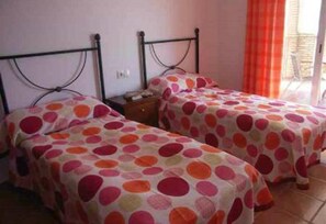 2 chambres, fer et planche à repasser, Wi-Fi gratuit, draps fournis