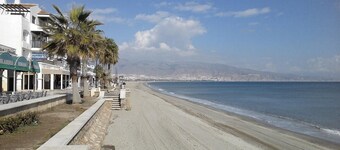 Apartment 300m to the beach, Pool Views with Balcony & Wi-Fi