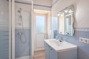 Bathtub, hair dryer, towels - Villa 'Finca Can Tomeu' with Mountain View, Pool, Garden, A/C & Wi-Fi (Felanitx)