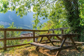 Outdoor dining - Apartment "Agriturismo Al Gallo Nero La Torre" near Lake Garda with Garden (Tenno)
